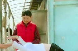 小姐姐下腰坐小孩脸上,小姐姐下腰坐小孩脸上的温馨瞬间